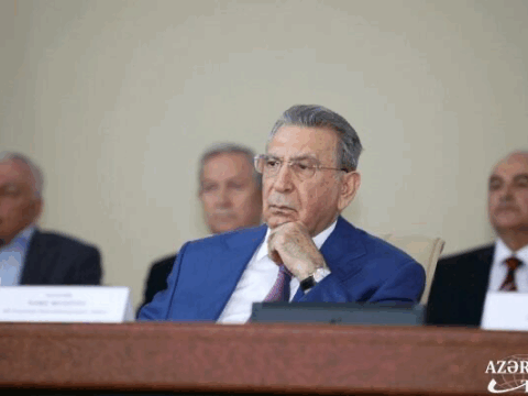 Villasında ayrıca iclas salonu yaradıb, tribuna qurubmuş