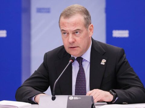 Medvedev : “Diktə etmək sizin işiniz deyil”