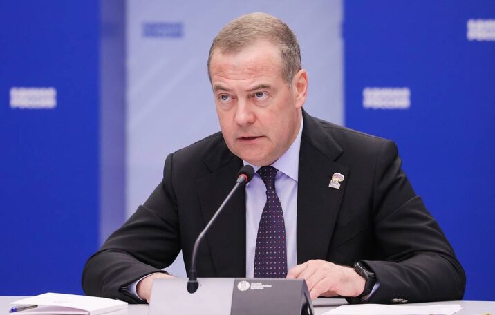 Medvedev : “Diktə etmək sizin işiniz deyil”
