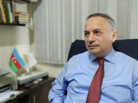 Həbsdə olan partiya sədri dustağı döyüb