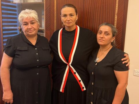 Qənirə Paşayeva şəhid anası və nənəsi ilə görüşüb