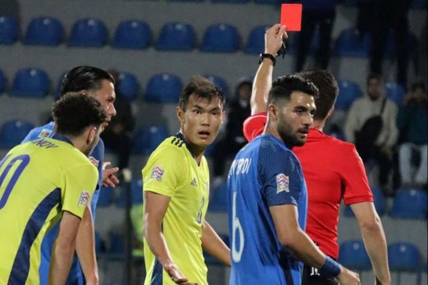 Qazaxlar Bakıdakı məğlubiyyətə görə 22 yaşlı futbolçunu “top atəşi”nə tutdular Qazaxlar Bakıdakı məğlubiyyətə görə 22 yaşlı futbolçunu “top atəşi”nə tutdular