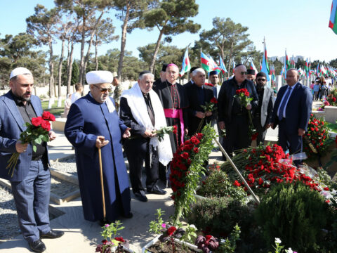 Şeyx dini konfessiya rəhbərlərini İkinci Fəxri xiyabana apardı