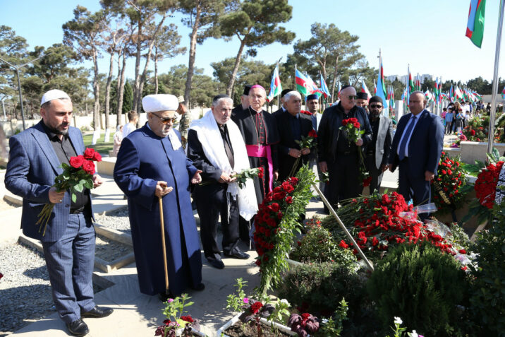 Şeyx dini konfessiya rəhbərlərini İkinci Fəxri xiyabana apardı