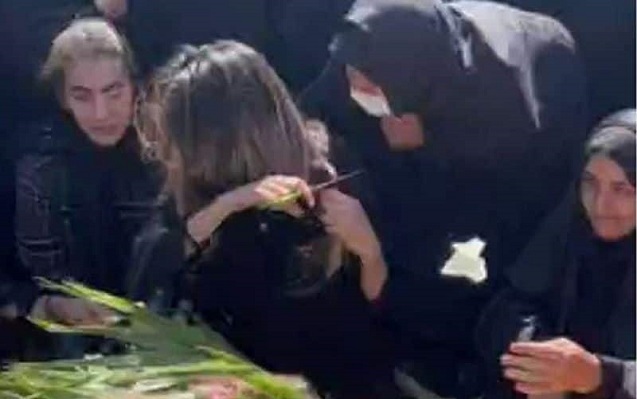 Aksiyada öldürülən qardaşının məzarı üstündə saçını kəsdi Aksiyada öldürülən qardaşının məzarı üstündə saçını kəsdi