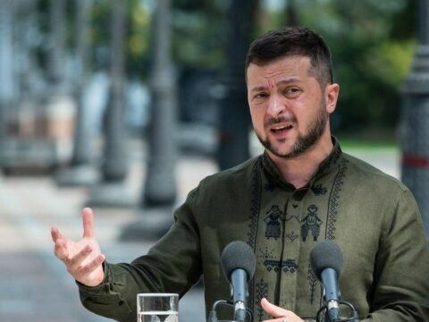 Zelenski Putinlə danışıqlarla bağlı tələb irəli sürüb