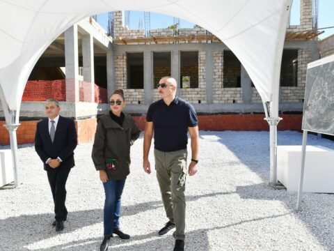 Ölkə başçısı və Mehriban xanım Əliyeva Şuşada məktəbin tikintisi ilə maraqlanıb