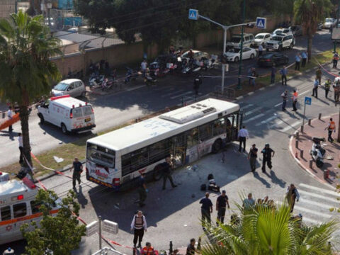 Naməlum şəxs avtomobilə atəş açdı