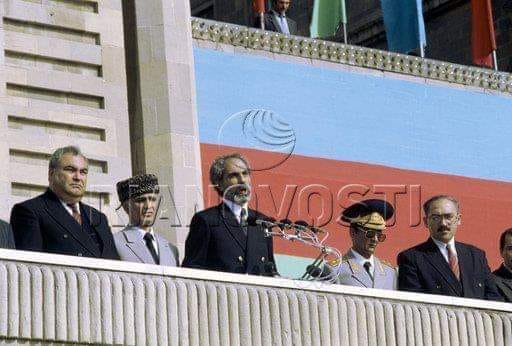 Bir şəklin tarixçəsi: Elçibəyin hərbi paradı