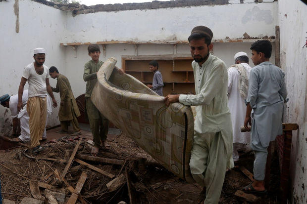 Səkkiz uşaq uçan damın altında qaldı