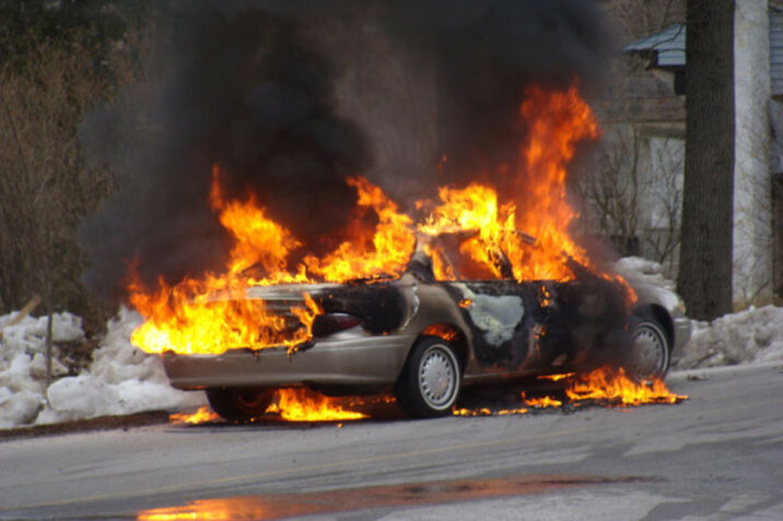 Bakıda iki avtomobil yandı