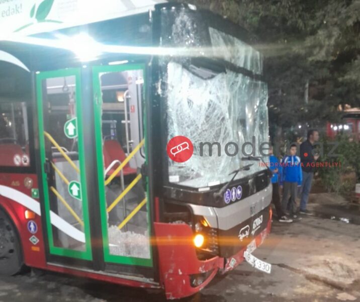 “BakuBus”un avtobusu “Araz” marketə çırpıldı “BakuBus”un avtobusu “Araz” marketə çırpıldı