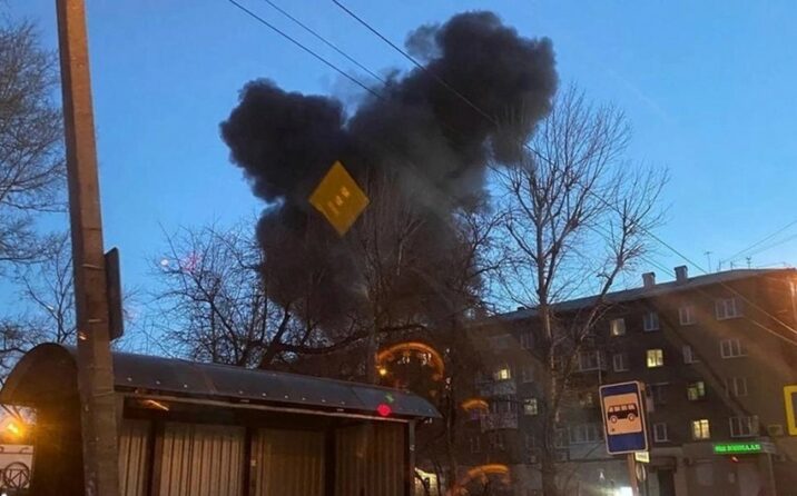 Rusiyada hərbi təyyarə yaşayış evinin üzərinə düşüb, iki nəfər ölüb Rusiyada hərbi təyyarə yaşayış evinin üzərinə düşüb, iki nəfər ölüb