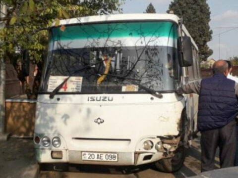 Gəncədə sərnişin avtobusu qəzaya düşdü: Yaralılar var