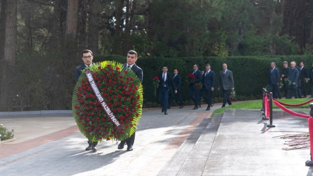 Nazirliyin kollektivi Fəxri Xiyabanda – FOTOLAR
