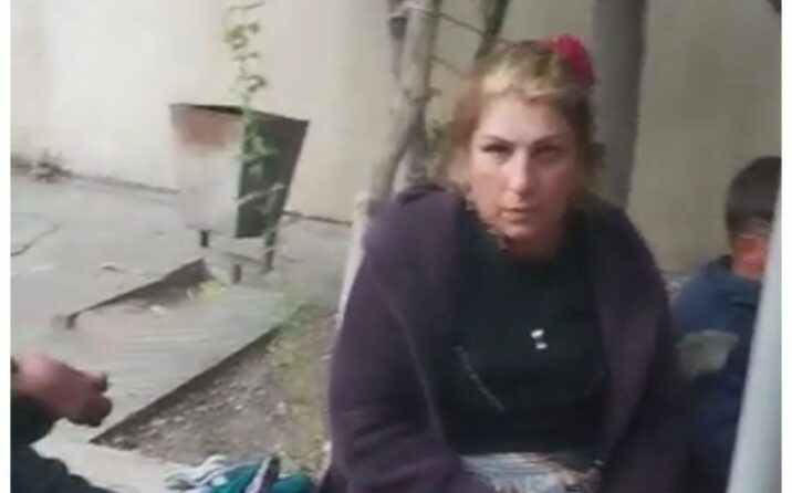 Bakı metrosunda 4 azyaşlını dilənçiliyə sövq edən qadın saxlanılıb Bakı metrosunda 4 azyaşlını dilənçiliyə sövq edən qadın saxlanılıb
