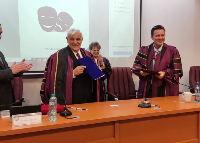 Kamal Abdullaya Rumıniyada Fəxri doktor adı təqdim olundu Kamal Abdullaya Rumıniyada Fəxri doktor adı təqdim olundu