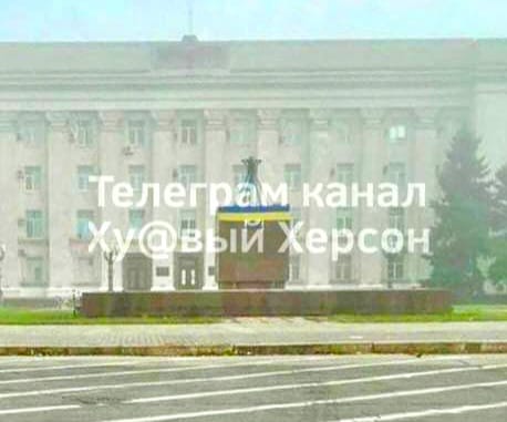 Xersonun mərkəzində Ukrayna bayrağı qaldırıldı Xersonun mərkəzində Ukrayna bayrağı qaldırıldı