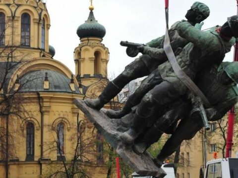 Estoniyada 240-dan çox sovet abidəsi söküləcək