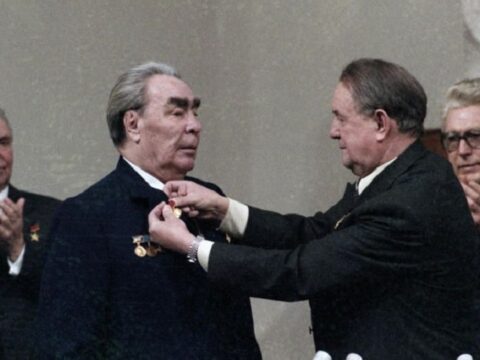 “Lenin mükafatı”, “Stalin mükafatı” – Brejnev təkcə orden-medal yox, pul mükafatlarını da həvəslə alıb