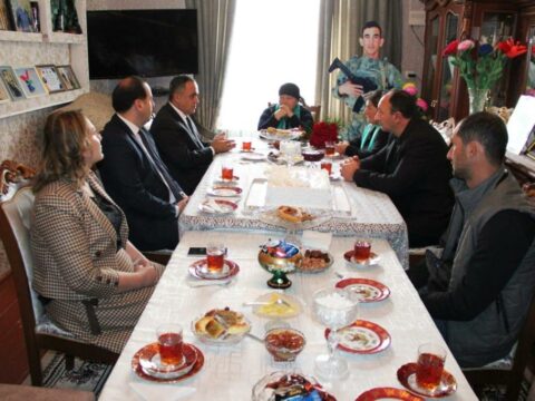 İcra başçısı şəhid ailəsini ziyarət etdi