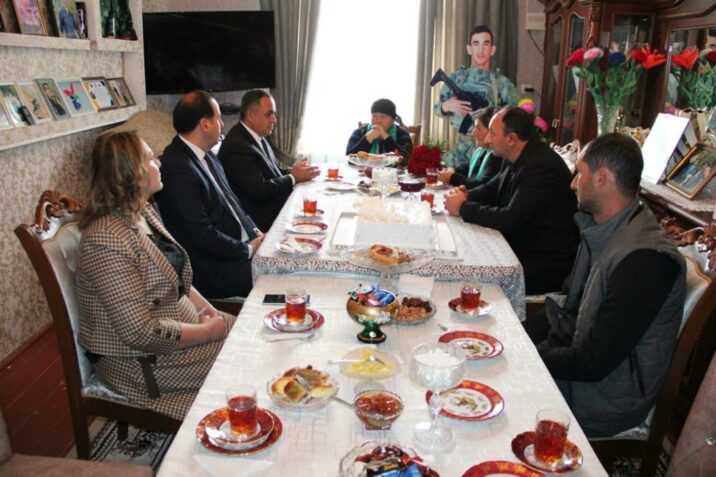 İcra başçısı şəhid ailəsini ziyarət etdi İcra başçısı şəhid ailəsini ziyarət etdi