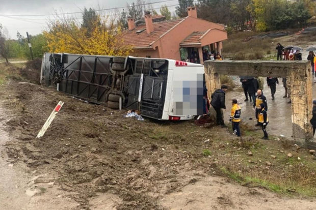Türkiyədə sərnişin avtobusu aşıb: 33 yaralı var Türkiyədə sərnişin avtobusu aşıb: 33 yaralı var