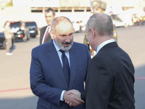 Putin Paşinyanı niyə öz avtomobilinə mindirdi?