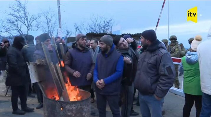 Laçın yolunda etirazçıların sayı ARTIR