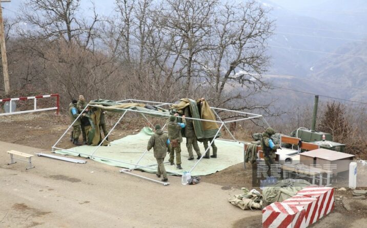 Sülhməramlılar etiraz aksiyasının keçirildiyi ərazidə quraşdırdıqları çadırları sökürlər