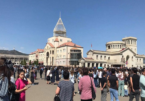 Hərbçilər, polislər və sadə əhali zorla mitinqə çağırılırlar