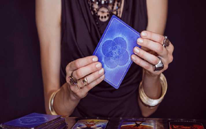 21 yaşlı “falçı” qadınları tora saldı