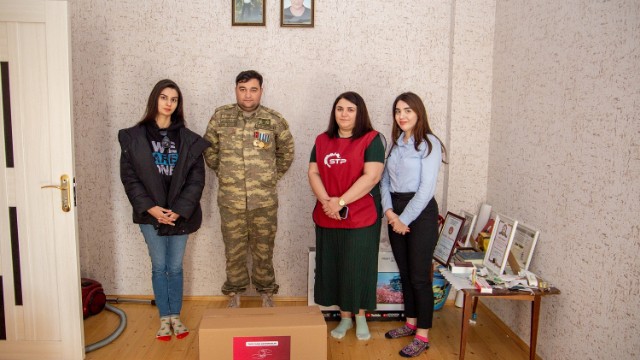 “Qırmızı ürəklər” qazi və şəhid ailələrini təbrik etdi