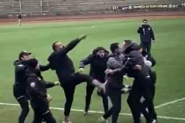 Futbol matçında qalmaqal: Klub prezidenti rəqibin oyunçusunu şillələdi
