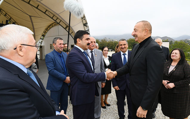 Xalqın qırılmaz əzmini, möhtəşəm gücünü öz arxasında hiss edən lider… Xalqın qırılmaz əzmini, möhtəşəm gücünü öz arxasında hiss edən lider…