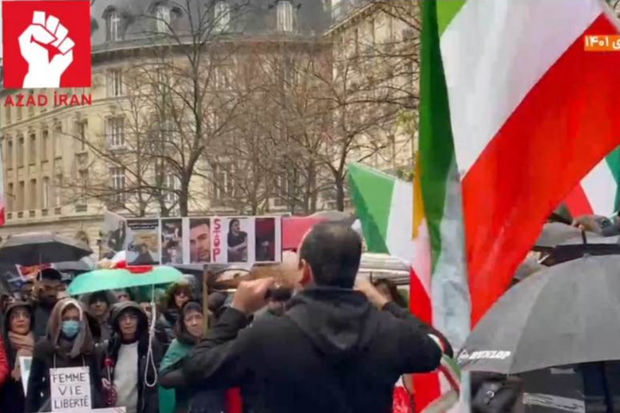 Fransada yaşayan iranlılar artıq 12 həftədir molla rejiminə etiraz edirlər Fransada yaşayan iranlılar artıq 12 həftədir molla rejiminə etiraz edirlər