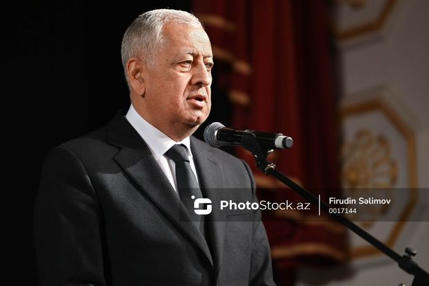 Vahid Əhmədov Yeni ili Türkiyədə xəstəxanada qarşılayıb Vahid Əhmədov Yeni ili Türkiyədə xəstəxanada qarşılayıb