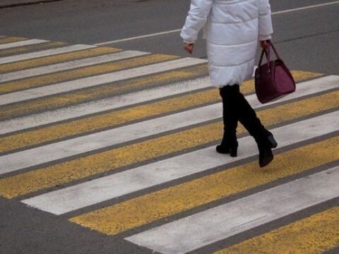 Qaradağda yolu keçən qadını avtomobil vurub