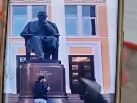 Üzeyir Hacıbəylinin heykəlinə ayaqqabı atan şəxs cəzalandırıldı