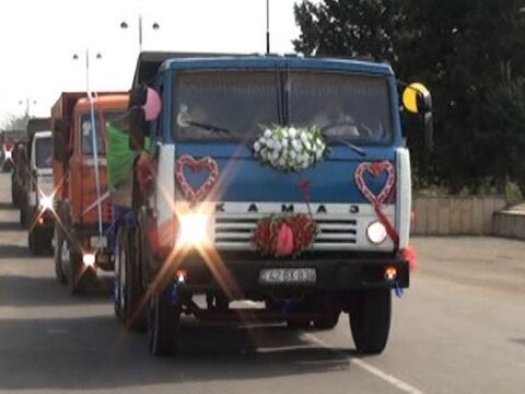 Bakının bu qəsəbəsində qəribə adət: “Kamaz”ı olmayanlar evlənə bilmir – VİDEO