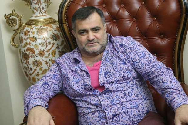 Müğənniləri şantaj edən Maqsud Mahmudov yenidən hakim qarşısına çıxarılır Müğənniləri şantaj edən Maqsud Mahmudov yenidən hakim qarşısına çıxarılır