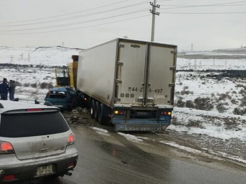 Bakıda minik avtomobili TIR-a çırpıldı – FOTO