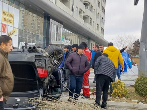 Bakıda qırmızı işıqda keçən BMW qəza törədib aşdı: Xəsarət alan var