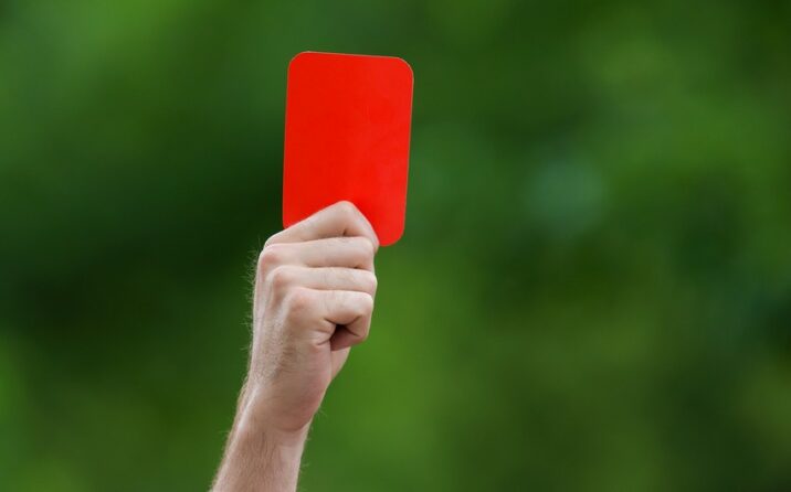 Hakimə qarşı nalayiq hərəkət edən futbolçu 6 ay müddətinə futboldan uzaqlaşdırılıb Hakimə qarşı nalayiq hərəkət edən futbolçu 6 ay müddətinə futboldan uzaqlaşdırılıb