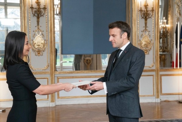 Leyla Abdullayeva etimadnaməsini Makrona təqdim etdi – FOTO