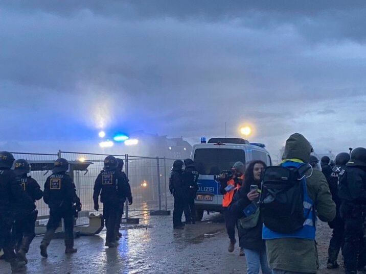 Almaniyada polis ekoaktivistlərlə toqquşdu – 70 nəfər yaralandı Almaniyada polis ekoaktivistlərlə toqquşdu – 70 nəfər yaralandı