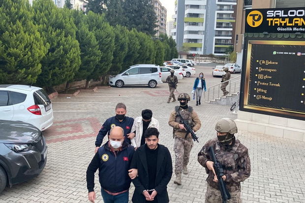 Türkiyədə İŞİD-in xəzinədarları ələ keçdi Türkiyədə İŞİD-in xəzinədarları ələ keçdi