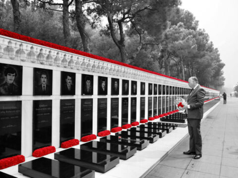 ABŞ rəsmisi Şəhidlər Xiyabanında – FOTO