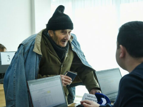 Milyarder “dövlət naziri” “əzabkeş” hayklara talonla ərzaq verilməsini başlatdı…-VİDEO