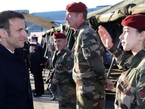 Makron hərbi büdcəni artırır